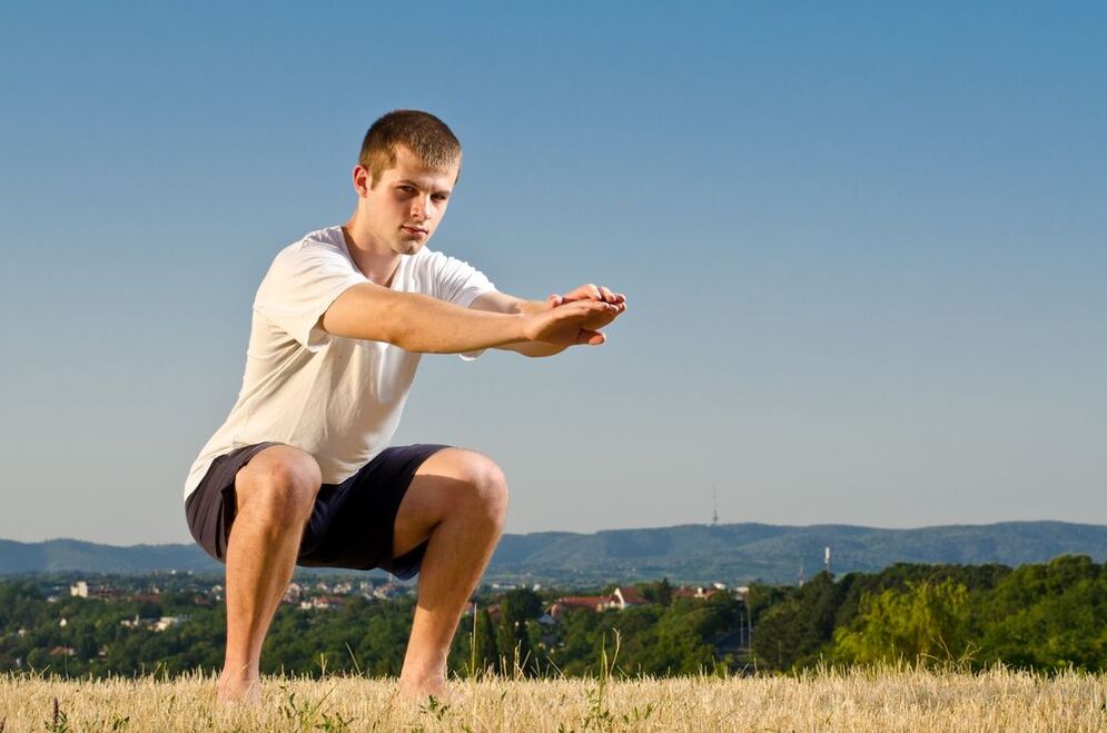 Il rafforzamento della forza maschile è facilitato da esercizi fisici speciali, come gli squat. 